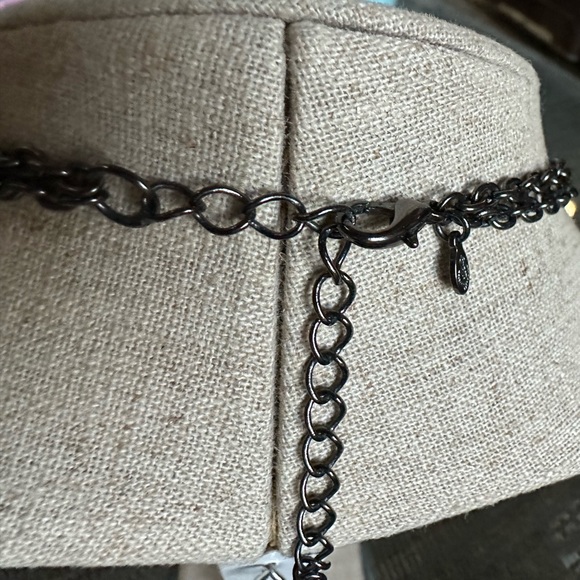 Black necklace and earring set - Picture 3 of 4